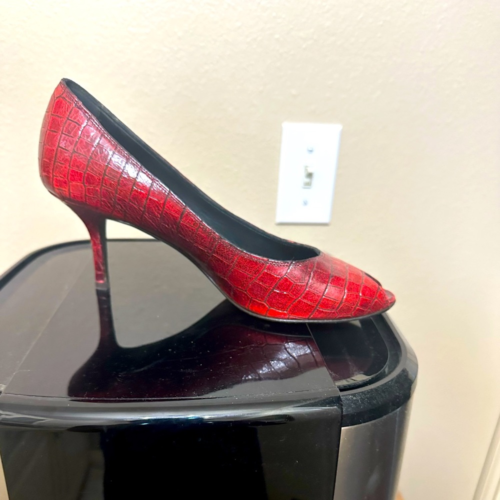 Donald Pliner size 9 red skinned heels with open toe,, 4 " heels